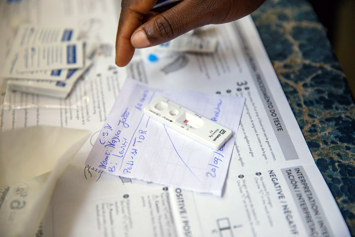 The blood starts to spread in the rapid diagnostic test.